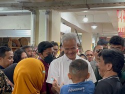 Momen Lucu Ganjar Dipalak Bocah Mau Beli Burung Saat Blusukan di Wonosobo