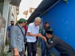 Nginap di Rumah Warga, Ganjar Ngaku Dapat Cerita-Tempe Kemul Khas Wonosobo