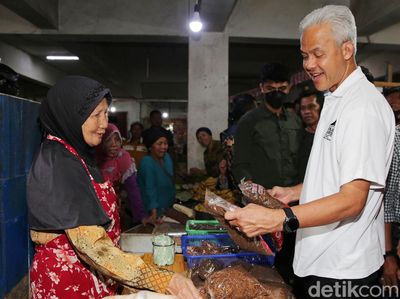 Momen Ganjar Sapa Pedagang Pasar Induk Wonosobo