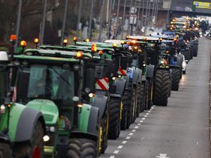 Ratusan Traktor Bajak Kota Berlin Protes soal Subsidi Pajak Kendaraan