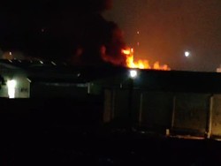 Gudang Tiner di Kalianak Surabaya Terbakar Hebat