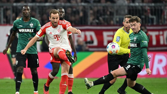 Soccer Football - Bundesliga - Bayern Munich v VfB Stuttgart - Allianz Arena, Munich, Germany - December 17, 2023 Bayern Munichs Harry Kane in action REUTERS/Angelika Warmuth DFL REGULATIONS PROHIBIT ANY USE OF PHOTOGRAPHS AS IMAGE SEQUENCES AND/OR QUASI-VIDEO.