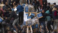 Imbas Kelaparan, Warga Gaza Menjarah Truk Bantuan di Rafah