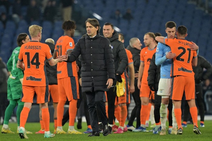 Inter Milans Italian coach Simone Inzaghi greet players at the end of the Italian Serie A football match Lazio vs Inter Milan on December 17, 2023 at the Olympic stadium in Rome. Inter won 0-2. (Photo by Andreas SOLARO / AFP)
