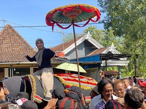 Istri Ganjar Berjoget Saat Naik Gajah-gajahan di Ponorogo, Warga Riuh