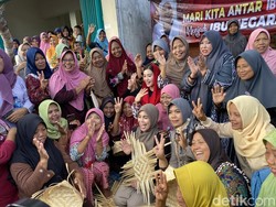 Momen Istri Ganjar Mengayam Besek Bareng Ibu-ibu di Desa Winong Trenggalek