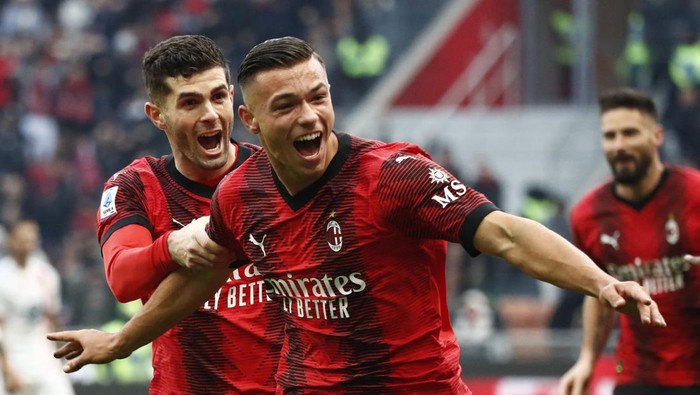 Soccer Football - Serie A - AC Milan v Monza - San Siro, Milan, Italy - December 17, 2023 AC Milans Jan-Carlo Simic celebrates scoring their second goal with Christian Pulisic REUTERS/Alessandro Garofalo