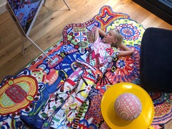 Seniman Cilik 8 Tahun Desain Karpet Ciamik Abis