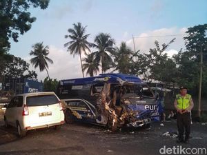 Minibus Ringsek Tabrakan dengan Kontainer di Jalan Denpasar-Gilimanuk