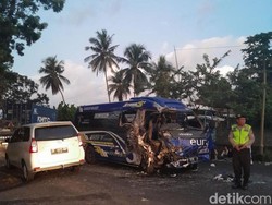 Minibus Ringsek Tabrakan dengan Kontainer di Jalan Denpasar-Gilimanuk