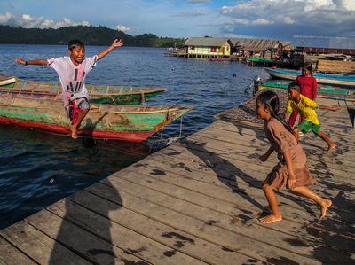 Keseruan Anak-anak Suku Bajo Bermain di Laut