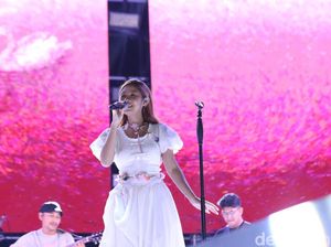 Gagal Full Band, Nadin Amizah Hanya Tampil dengan Piano di Bali