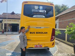 Bus Perspa Diamankan di Mapolsek Slahung Usai Dilempari Batu oleh OTK Bus Perspa Diamankan di Mapolsek Slahung Usai Dilempari Batu oleh OTK