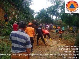 Banjir dan Longsor Terjang Lima Puluh Kota, Lalin Macet 6 Km