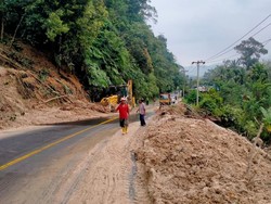 2 Titik Jalan di Taput Longsor, 1 Truk Terguling ke Jurang