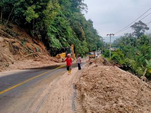 2 Titik Jalan di Taput Longsor, 1 Truk Terguling ke Jurang 2 Titik Jalan di Taput Longsor, 1 Truk Terguling ke Jurang