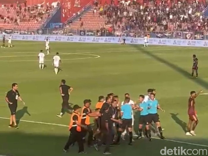 Laga Persik Kediri vs PSM Makassar dihentikan