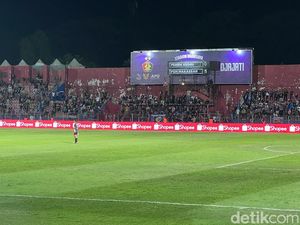 Sempat Dihentikan, Persik Kediri vs PSM Makassar Tuntas 1-1 Sempat Dihentikan, Persik Kediri vs PSM Makassar Tuntas 1-1