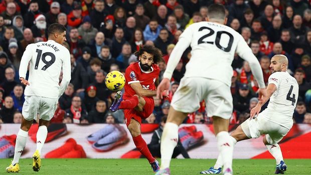 Soccer Football - Premier League - Liverpool v Manchester United - Anfield, Liverpool, Britain - December 17, 2023 Liverpool's Mohamed Salah shoots at goal REUTERS/Molly Darlington NO USE WITH UNAUTHORIZED AUDIO, VIDEO, DATA, FIXTURE LISTS, CLUB/LEAGUE LOGOS OR 'LIVE' SERVICES. ONLINE IN-MATCH USE LIMITED TO 45 IMAGES, NO VIDEO EMULATION. NO USE IN BETTING, GAMES OR SINGLE CLUB/LEAGUE/PLAYER PUBLICATIONS.