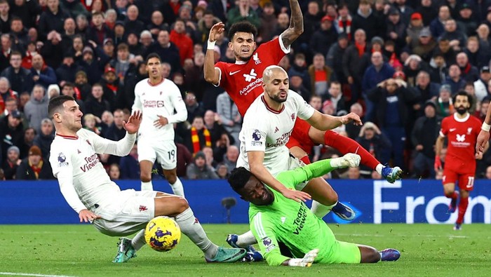 Soccer Football - Premier League - Liverpool v Manchester United - Anfield, Liverpool, Britain - December 17, 2023 Manchester Uniteds Andre Onana, Sofyan Amrabat and Diogo Dalot in action with Liverpools Luis Diaz REUTERS/Molly Darlington NO USE WITH UNAUTHORIZED AUDIO, VIDEO, DATA, FIXTURE LISTS, CLUB/LEAGUE LOGOS OR LIVE SERVICES. ONLINE IN-MATCH USE LIMITED TO 45 IMAGES, NO VIDEO EMULATION. NO USE IN BETTING, GAMES OR SINGLE CLUB/LEAGUE/PLAYER PUBLICATIONS.