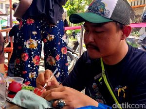 Ngalam Mbois: Telaten Lukis Diecast Mobil, Karya Rizal Banyak Dilirik Bule Ngalam Mbois: Telaten Lukis Diecast Mobil, Karya Rizal Banyak Dilirik Bule