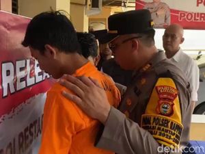 2 Pemuda Jambret Ponsel Siswi SMA di Makassar Saat Pulang Sekolah Ditangkap 2 Pemuda Jambret Ponsel Siswi SMA di Makassar Saat Pulang Sekolah Ditangkap
