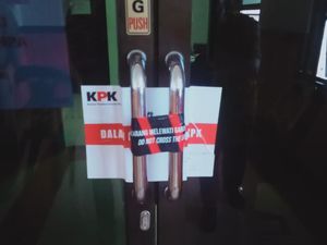 KPK Segel Sejumlah Ruangan Terkait OTT Penyelenggara Negara di Maluku Utara KPK Segel Sejumlah Ruangan Terkait OTT Penyelenggara Negara di Maluku Utara