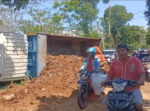 Truk Muat Tanah Urukan Tol di Probolinggo Tabrak Pemotor, 2 Orang Tewas