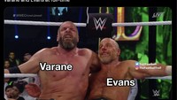 Raphael Varane dan Jonnie Evans adalah dua sosok penting dalam keberhasilan MU meraih hasil seri. Tua-tua keladi! Foto: dok. Internet/X (Twitter)
