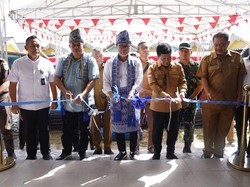 Kebut Pembangunan di Perbatasan, Zulhas Resmikan Pasar Rakyat di Sambas