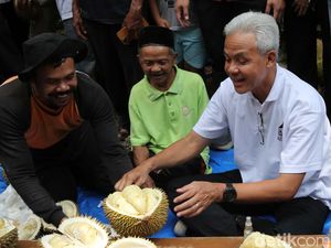 Foto-foto Ganjar Lesehan Makan Durian Bersama Warga