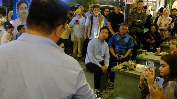 Momen Gibran Ngopi Bareng Pelaku Ekonomi Kreatif di Pontianak