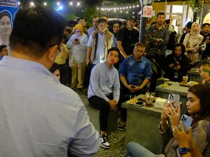 Momen Gibran Ngopi Bareng Pelaku Ekonomi Kreatif di Pontianak