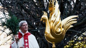 Momen Pemasangan Ayam Jantan Baru di Puncak Katedral Notre Dame