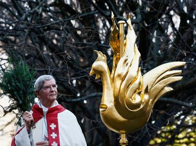 Momen Pemasangan Ayam Jantan Baru di Puncak Katedral Notre Dame