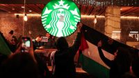 Momen Starbucks Barcelona Digeruduk Massa Pro-Palestina