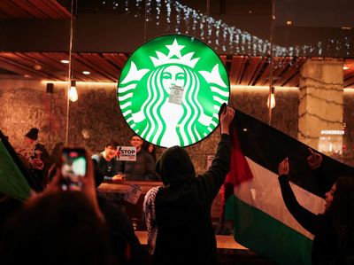 Momen Starbucks Barcelona Digeruduk Massa Pro-Palestina