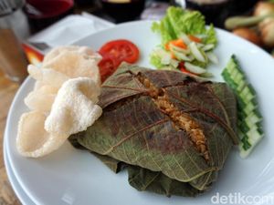 Nikmati Sensasi Nasgor Unik Sambil Berendam Air Panas di Mojokerto Nikmati Sensasi Nasgor Unik Sambil Berendam Air Panas di Mojokerto