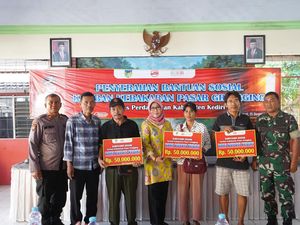 Pemkab Kediri Beri Rp 50 Juta ke Pedagang Korban Kebakaran Pasar Gringging Pemkab Kediri Beri Rp 50 Juta ke Pedagang Korban Kebakaran Pasar Gringging