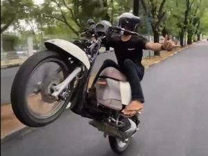 Polisi Tangkap Pemuda Freestyle Motor di Area Kantor Bupati Maros Polisi Tangkap Pemuda Freestyle Motor di Area Kantor Bupati Maros