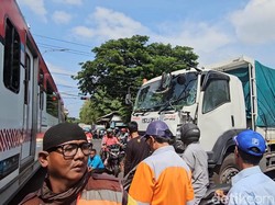 Penampakan Ringsek Truk yang Tabrak KA Batara Kresna di Solo