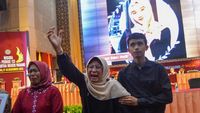 Pilu, Orang Tua Korban Tewas Erupsi Marapi Gantikan Anaknya Wisuda