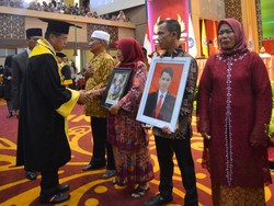 Momen Haru saat Orang Tua Korban Erupsi Marapi Hadiri Wisuda Anaknya