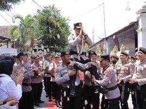 Suasana Haru Pelepasan Kapolres Madiun Digantikan Pejabat Baru Suasana Haru Pelepasan Kapolres Madiun Digantikan Pejabat Baru