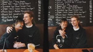 7 Potret Kemesraan Leony Trio Kwek Kwek dan Pacar Bulenya, Disebut Bucin