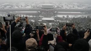 Potret Ribuan Orang Berdesakan Lihat Salju di Kota Terlarang China