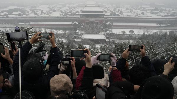 Potret Ribuan Orang Berdesakan Lihat Salju di Kota Terlarang China