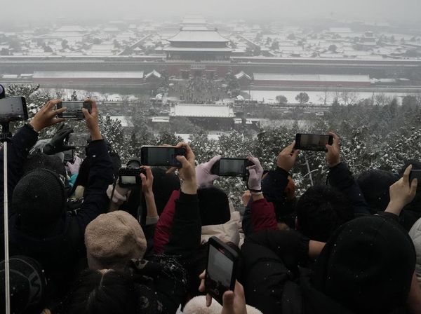 Potret Ribuan Orang Berdesakan Lihat Salju di Kota Terlarang China