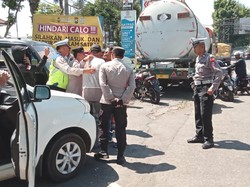 Belasan Calo di Satpas Singosari yang Ganggu Pelayanan SIM Diamankan