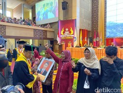 Momen Haru saat Orang Tua 2 Korban Marapi Hadiri Wisuda Anaknya di UNP
